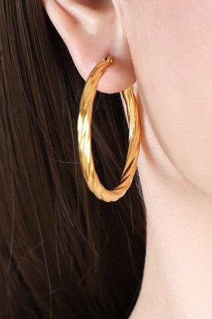 18K SSTFWP SWIRL HOOPS